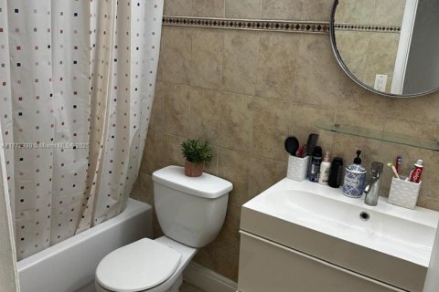 Condo in Miami, Florida, 2 bedrooms  № 1862270 - photo 13