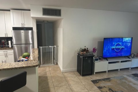 Condo in Miami, Florida, 2 bedrooms  № 1862270 - photo 7