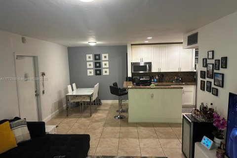 Condo in Miami, Florida, 2 bedrooms  № 1862270 - photo 2