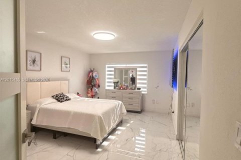 Villa ou maison à vendre à Miami, Floride: 3 chambres, 170.1 m2 № 2146060 - photo 20