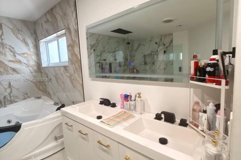 Villa ou maison à vendre à Miami, Floride: 3 chambres, 170.1 m2 № 2146060 - photo 16
