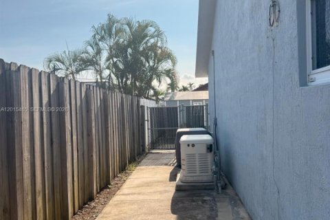 Villa ou maison à vendre à Miami, Floride: 3 chambres, 170.1 m2 № 2146060 - photo 28