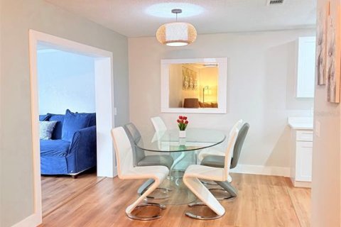 Casa en alquiler en Brandon, Florida, 3 dormitorios, 138.98 m2 № 2284622 - foto 6