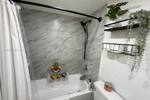 Copropriété à vendre à Miami, Floride: 2 chambres, 91.6 m2 № 2003518 - photo 18