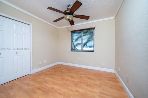 House in Miami, Florida 4 bedrooms, 139.63 sq.m. № 2042507 - photo 18