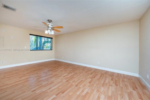 House in Miami, Florida 4 bedrooms, 139.63 sq.m. № 2042507 - photo 15