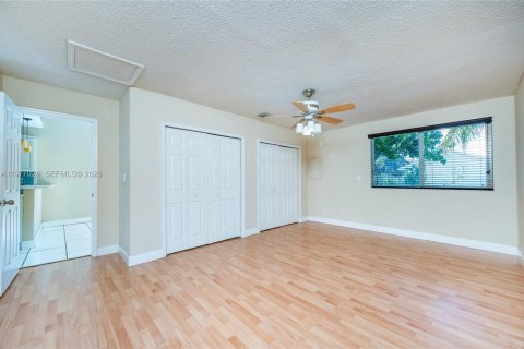 House in Miami, Florida 4 bedrooms, 139.63 sq.m. № 2042507 - photo 17