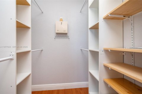 House in Miami, Florida 4 bedrooms, 139.63 sq.m. № 2042507 - photo 25