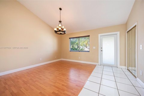 House in Miami, Florida 4 bedrooms, 139.63 sq.m. № 2042507 - photo 5