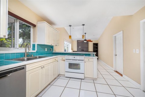 House in Miami, Florida 4 bedrooms, 139.63 sq.m. № 2042507 - photo 10