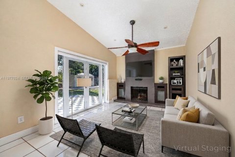 House in Miami, Florida 4 bedrooms, 139.63 sq.m. № 2042507 - photo 13