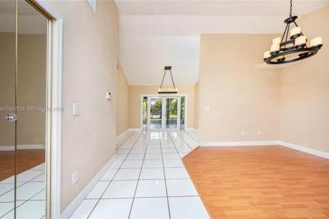 House in Miami, Florida 4 bedrooms, 139.63 sq.m. № 2042507 - photo 6