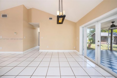 House in Miami, Florida 4 bedrooms, 139.63 sq.m. № 2042507 - photo 7