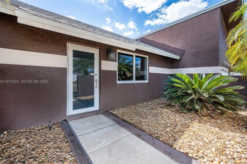 House in Miami, Florida 4 bedrooms, 139.63 sq.m. № 2042507 - photo 3