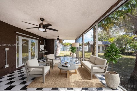 House in Miami, Florida 4 bedrooms, 139.63 sq.m. № 2042507 - photo 28