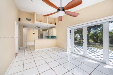House in Miami, Florida 4 bedrooms, 139.63 sq.m. № 2042507 - photo 12