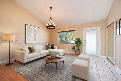 House in Miami, Florida 4 bedrooms, 139.63 sq.m. № 2042507 - photo 4