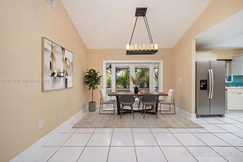 House in Miami, Florida 4 bedrooms, 139.63 sq.m. № 2042507 - photo 8