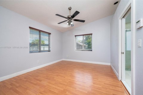 House in Miami, Florida 4 bedrooms, 139.63 sq.m. № 2042507 - photo 22