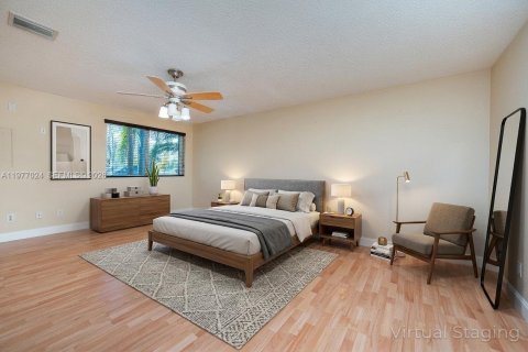 House in Miami, Florida 4 bedrooms, 139.63 sq.m. № 2042507 - photo 16