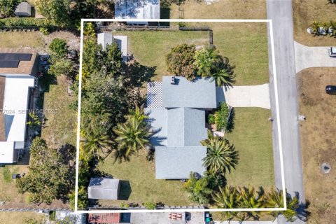 House in Miami, Florida 4 bedrooms, 139.63 sq.m. № 2042507 - photo 30