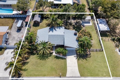 House in Miami, Florida 4 bedrooms, 139.63 sq.m. № 2042507 - photo 2