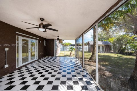 House in Miami, Florida 4 bedrooms, 139.63 sq.m. № 2042507 - photo 29