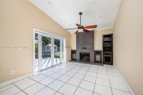 House in Miami, Florida 4 bedrooms, 139.63 sq.m. № 2042507 - photo 14
