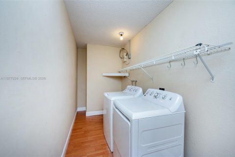 House in Miami, Florida 4 bedrooms, 139.63 sq.m. № 2042507 - photo 11