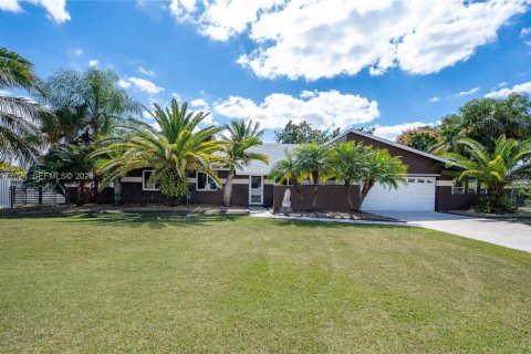 House in Miami, Florida 4 bedrooms, 139.63 sq.m. № 2042507