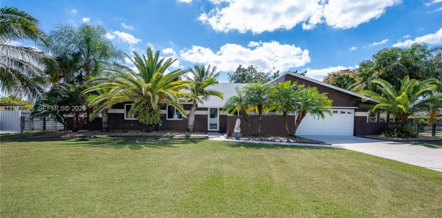 House in Miami, Florida 4 bedrooms, 139.63 sq.m. № 2042507