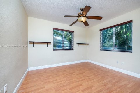 House in Miami, Florida 4 bedrooms, 139.63 sq.m. № 2042507 - photo 20