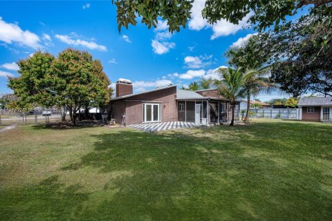 House in Miami, Florida 4 bedrooms, 139.63 sq.m. № 2042507 - photo 26