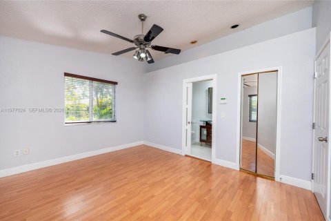 House in Miami, Florida 4 bedrooms, 139.63 sq.m. № 2042507 - photo 24