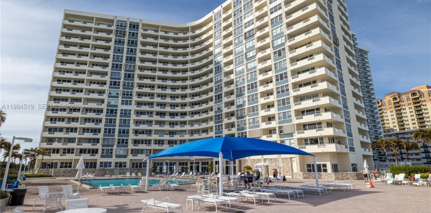 Condominio en Hallandale Beach, Florida, 1 dormitorio  № 2090669
