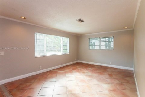 Casa en alquiler en Hallandale Beach, Florida, 3 dormitorios, 162.58 m2 № 1945373 - foto 2