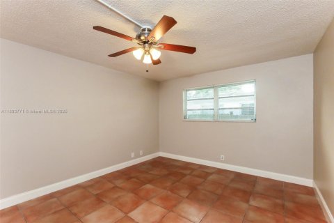 Casa en alquiler en Hallandale Beach, Florida, 3 dormitorios, 162.58 m2 № 1945373 - foto 11