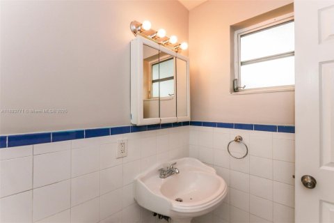 Casa en alquiler en Hallandale Beach, Florida, 3 dormitorios, 162.58 m2 № 1945373 - foto 14