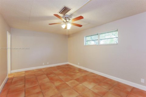 Casa en alquiler en Hallandale Beach, Florida, 3 dormitorios, 162.58 m2 № 1945373 - foto 9