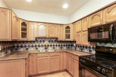 Casa en alquiler en Hallandale Beach, Florida, 3 dormitorios, 162.58 m2 № 1945373 - foto 7