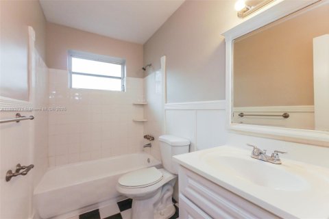 Casa en alquiler en Hallandale Beach, Florida, 3 dormitorios, 162.58 m2 № 1945373 - foto 13