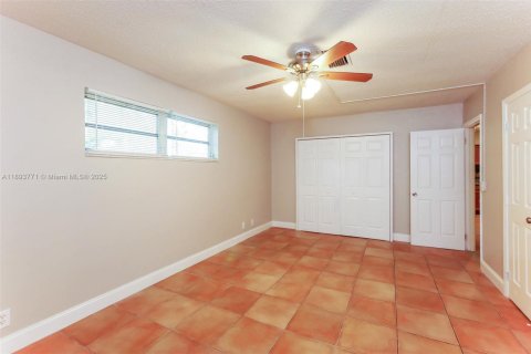 Casa en alquiler en Hallandale Beach, Florida, 3 dormitorios, 162.58 m2 № 1945373 - foto 10
