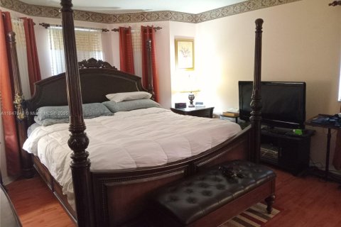 House in Miami, Florida 5 bedrooms, 235.23 sq.m. № 1847617 - photo 13