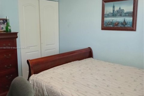 House in Miami, Florida 5 bedrooms, 235.23 sq.m. № 1847617 - photo 21