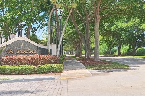 House in Miami, Florida 5 bedrooms, 235.23 sq.m. № 1847617 - photo 1