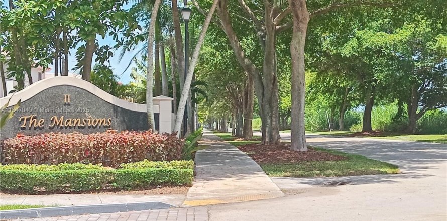 House in Miami, Florida 5 bedrooms, 235.23 sq.m. № 1847617