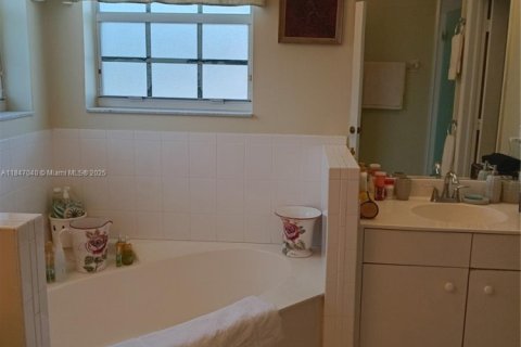 House in Miami, Florida 5 bedrooms, 235.23 sq.m. № 1847617 - photo 17