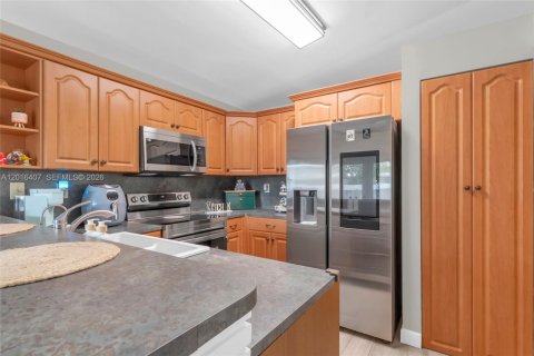 House in Hialeah, Florida 3 bedrooms, 125.7 sq.m. № 2243992 - photo 12