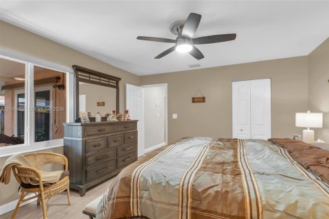 House in Hialeah, Florida 3 bedrooms, 125.7 sq.m. № 2243992 - photo 9
