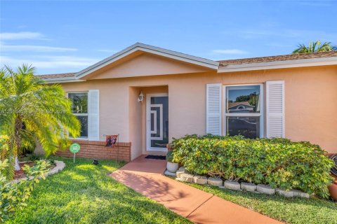 House in Hialeah, Florida 3 bedrooms, 125.7 sq.m. № 2243992 - photo 2